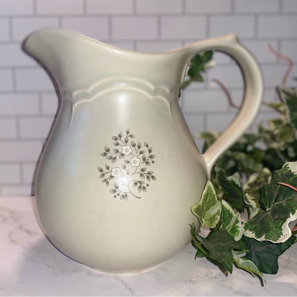 Pfaltzgraff Other - Pfaltzgraff Heirloom 2-Qt Handled Pitcher 416